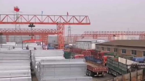 天津?qū)毶撹F工廠,院里拉管的車滿院,等不及的司機(jī)想自己裝車